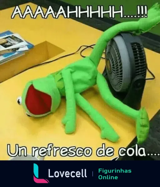 Boneco de pelúcia verde deitado sobre um ventilador com expressão de derretimento de calor. Texto na imagem: 'AAAAAHHHH!!!! Un refresco de cola...'.