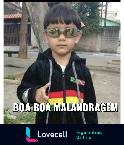 Um menino com óculos escuros e jaqueta, posando de forma descontraída na rua. Texto na imagem: 'BOA BOA MALANDRAGEM'.