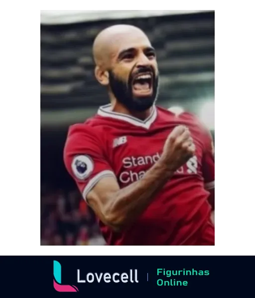 Jogador do Liverpool comemorando gol, vestindo uniforme vermelho, com braços levantados e expressão de emoção em estádio lotado