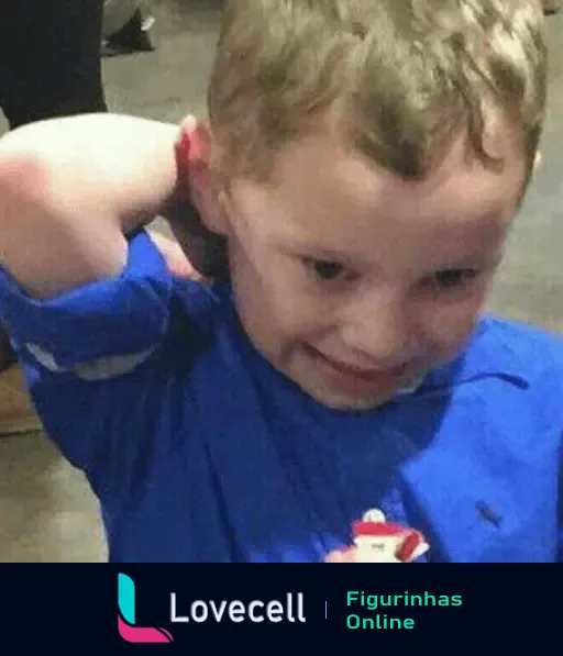 Menino da série Gavin Memes usando camiseta azul, sorrindo de forma tímida e seu braço levantado em situação casual.