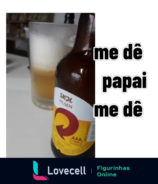 Figurinha de WhatsApp mostrando uma garrafa de Skol Pilsen ao lado de um copo cheio, com as palavras 'me dê, papai, me dê' em um tom divertido