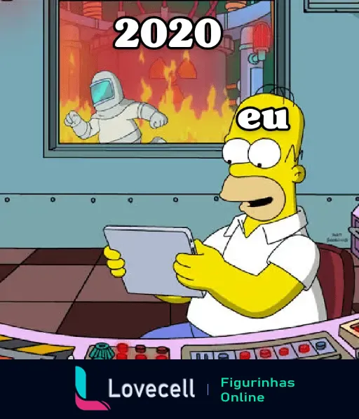 Figurinha engraçada de Homer Simpson com a legenda 'eu' usando um tablet enquanto tudo atrás está em chamas, representando 2020.