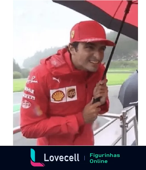 Piloto de Fórmula 1 da Ferrari sorrindo e segurando um guarda-chuva, vestido com macacão vermelho, em evento de corrida chuvoso