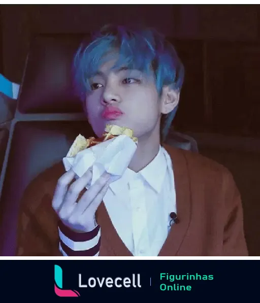 Membro do BTS com cabelo azul vibrante comendo um lanche, usando casaco laranja sobre camisa branca. Fundo escuro realçando a figura.