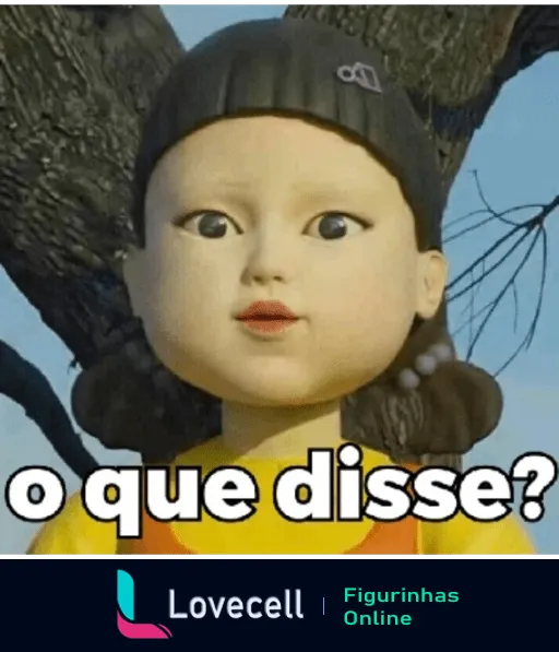 Mascote de 'Round 6', menina com rosto de boneca e expressão confusa, sentada em um galho de árvore, com a frase 'O que disse?' em texto branco