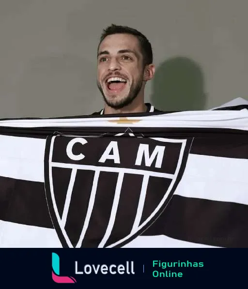 Torcedor jovem e sorridente do Atlético MG segurando entusiasticamente uma bandeira com o distintivo 'CAM' visível, vestindo camisa escura