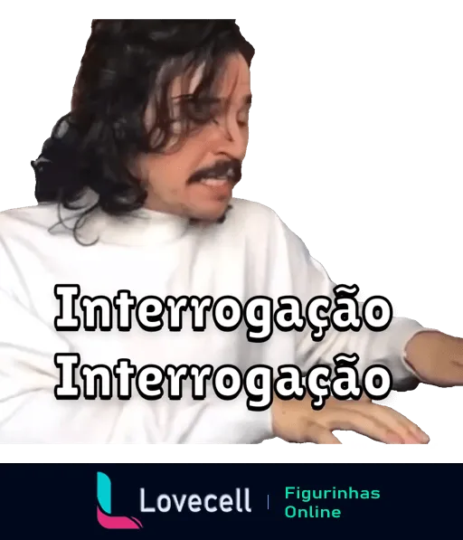 Homem com cabelo comprido e bigode, vestindo camisa branca, fazendo gesto de interrogação com as mãos em conversa animada