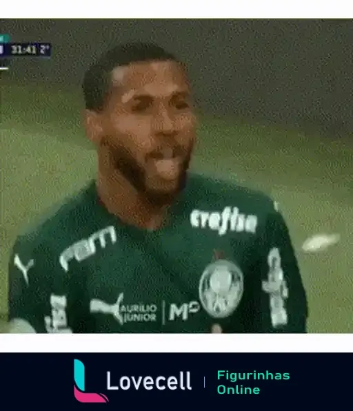 Jogador do Palmeiras comemorando gol em estádio lotado, com uniforme esmeralda com logos da Crefisa, FAM e Puma, aplaudindo e vibrando