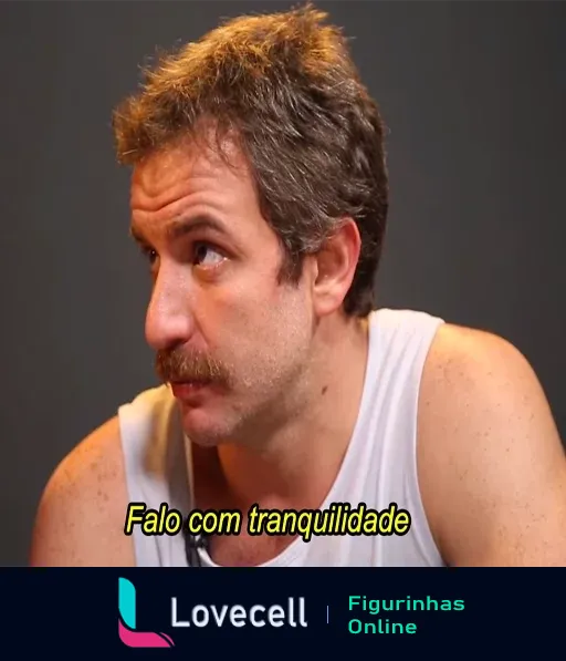 Homem com bigode aparentando estar relaxado e tranquilo, olhando para o lado, com a legenda 'Falo com tranquilidade' na tela.