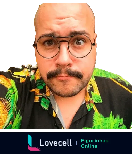 Figurinha de Tiago Abravanel com expressão animada, usando óculos redondos e camisa havaiana colorida, bigode aparado e careca evidente