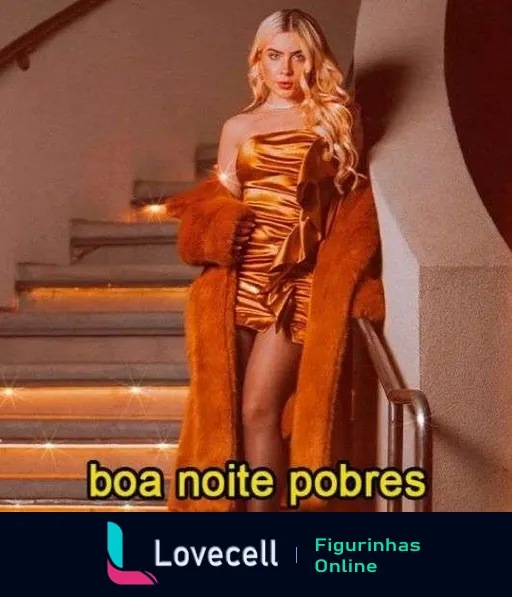 Mulher loira vestindo vestido dourado acetinado e casaco de pele laranja, posando confiante em escadaria elegante com a frase 'boa noite pobres' na parte inferior