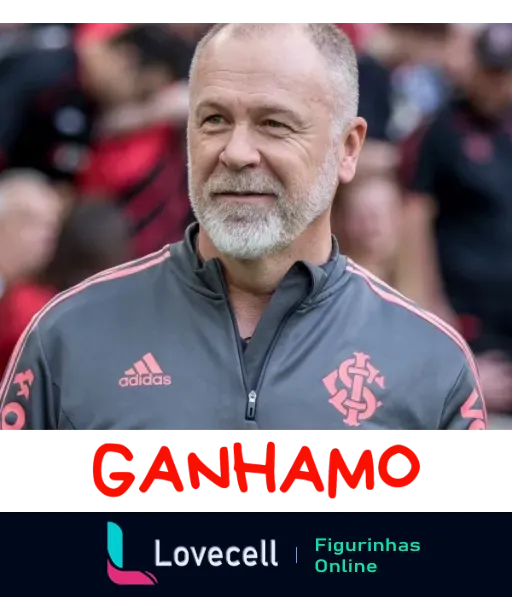 Figurinha de homem de cabelos grisalhos e barba, sorrindo, vestindo camisa de treino do Internacional com logo da Adidas, com texto 'GANHAMOS' acima da cabeça celebrando vitória