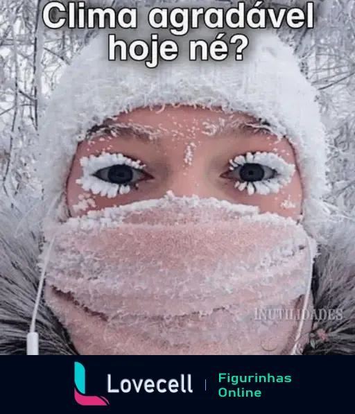 Imagem de pessoa coberta de neve com a frase 'Clima agradável hoje né?'. Ideal para figurinhas de humor sobre clima frio e gelado.