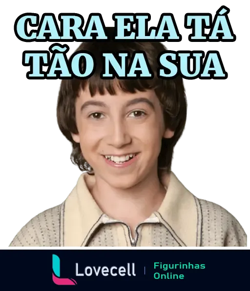 Personagem de Todo Mundo Odeia o Chris com texto 'Cara ela tá tão na sua' sorrindo de forma simpática e amigável.