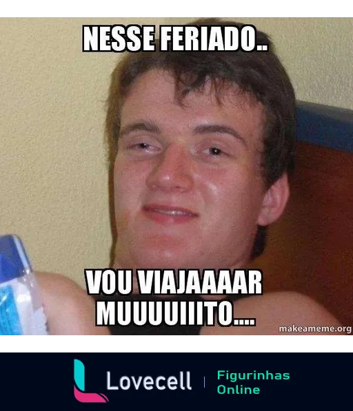 Figurinha de WhatsApp com homem jovem cansado ou bêbado segurando uma garrafa e sorrindo forçadamente, com texto 'NESSE FERIADO.. VOU VIAJAAAAR MUUUUIIITO...' indicando planos exagerados para o feriado