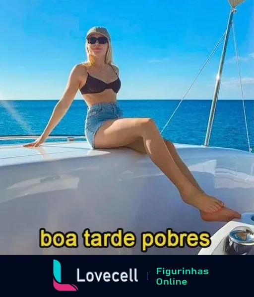 Mulher loira de biquíni preto e shorts jeans sentada em iate com o mar azul ao fundo e a frase 'boa tarde pobres' em tom humorístico