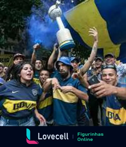 Torcedores do Boca Juniors celebrando com réplica de troféu envoltos em fumaça azul e vestindo camisas do BBVA e Bia