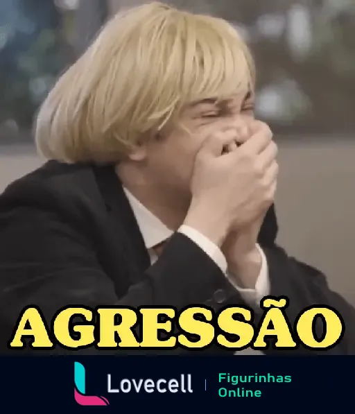 Advogado Paloma com peruca loira, cobrindo a boca e rindo, com a palavra AGRESSÃO escrita em amarelo abaixo.