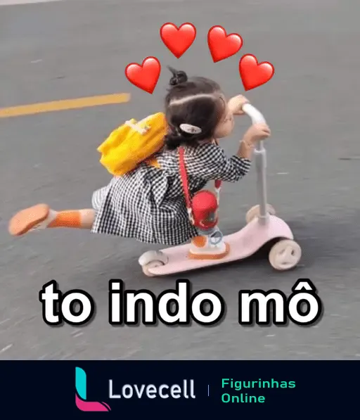 Gif animado de uma criança em um patinete rosa com mochila amarela e vestida de vestido xadrez preto e branco, com texto 'to indo mô' e três corações vermelhos acima da cabeça.