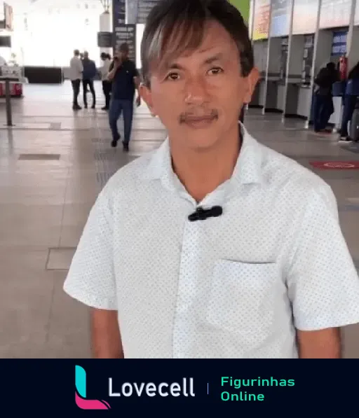 Imagem de Manoel Gomes, autor do meme Caneta Azul, usando uma camisa branca e sorrindo para a câmera em um ambiente público.