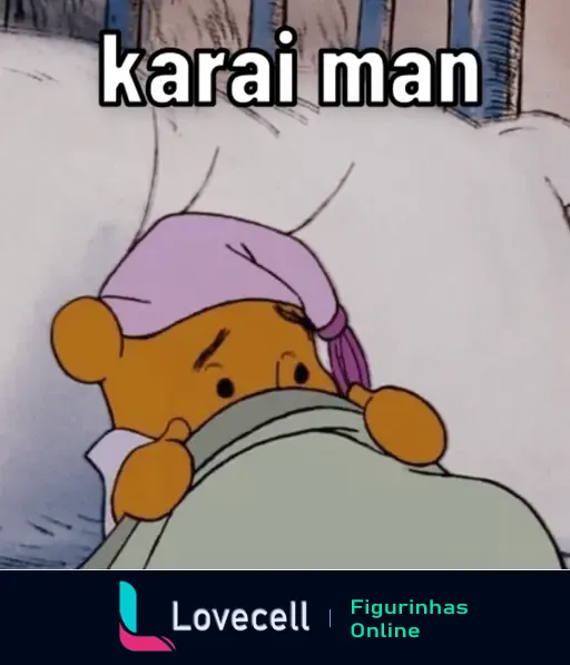 Ursinho Pooh, usando um gorro de dormir rosa, deitado na cama cobrindo-se com um cobertor, aparentando estar assustado, acompanhado do texto 'karai man'.