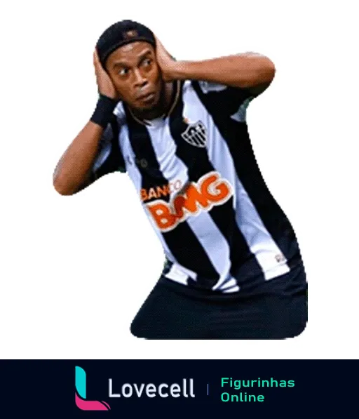 Ronaldinho Gaúcho surpreso, com as mãos na cabeça, vestindo o uniforme listrado preto e branco do Atlético Mineiro com patrocínio do Banco BMG