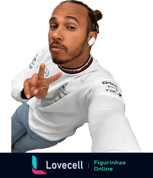 Lewis Hamilton vestido com traje de corrida branco da Epson e Petronas, apontando para a câmera, com fone de ouvido sem fio e tatuagem no pescoço