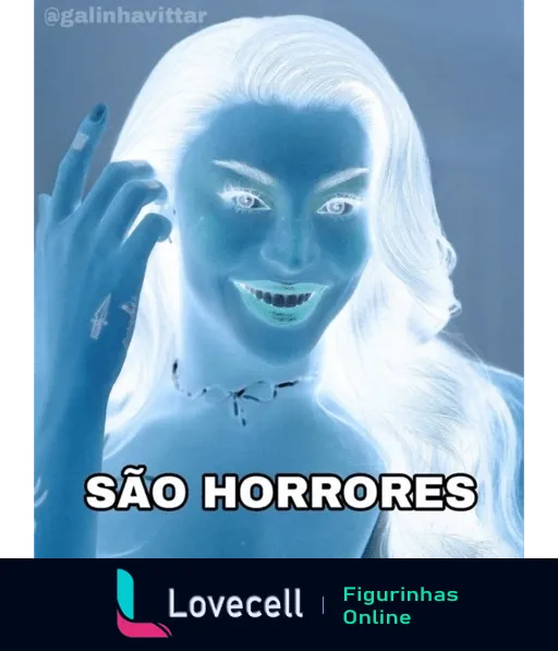 Figurinha divertida apresenta uma imagem em negativo de uma pessoa sorrindo, com texto 'SÃO HORRORES' em destaque. Estilo moderno e divertido.