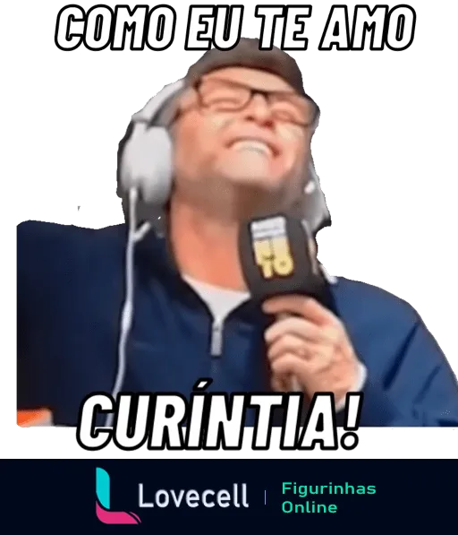 Craque Neto com fones de ouvido e segurando um microfone expressando paixão pelo Corinthians na figurinha 'Como eu te amo, Curíntia!'