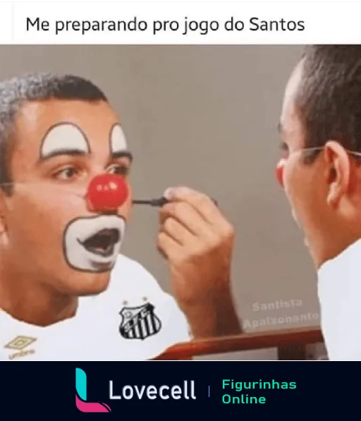 Fã do Santos se pintando de palhaço no espelho, vestindo uniforme do time e aplicando um nariz vermelho, demonstrando apoio antes do jogo.