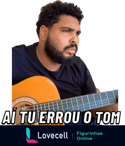 Homem sério tocando violão com a frase 'Ai tu errou o tom' em ambiente descontraído de ensaio musical