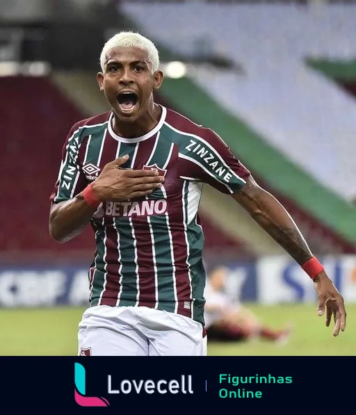 Jogador do Fluminense comemorando com euforia, apontando para o escudo do time na camisa durante partida de futebol