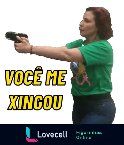 Figurinha mulher com camiseta verde e bandeira do Brasil segurando arma de brinquedo e legenda 'VOCÊ ME XINGOU' com expressão de surpresa