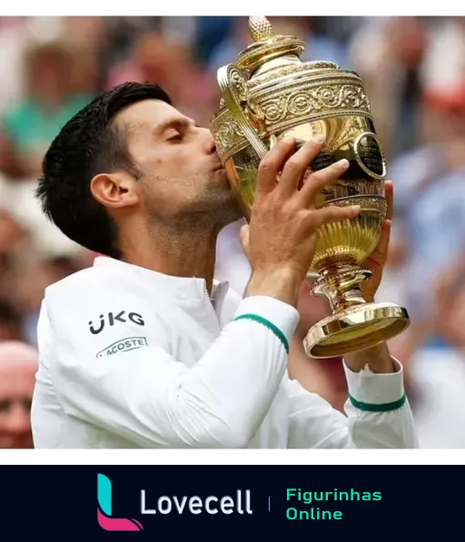 Novak Djokovic vestido de branco beijando o troféu dourado de Wimbledon em celebração à sua vitória