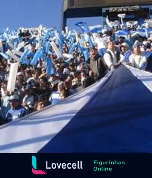 Torcida animada de futebol agitando bandeiras azuis e brancas e fitas, vestida em cores de time em dia ensolarado de jogo