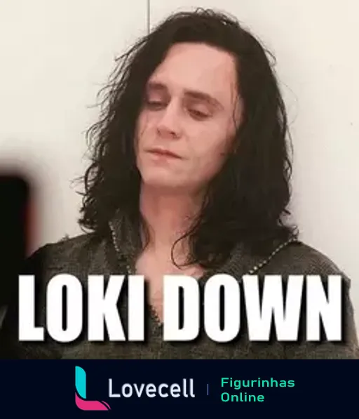 Figurinha de vilão parecido com Loki desanimado, com cabelos longos e escuros, em reflexão, com a frase 'Loki Down' superposta