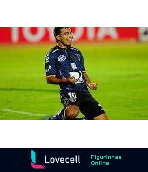 Jogador do Independiente del Valle com número 10 vestindo uniforme azul escuro comemorando com alegria durante o jogo