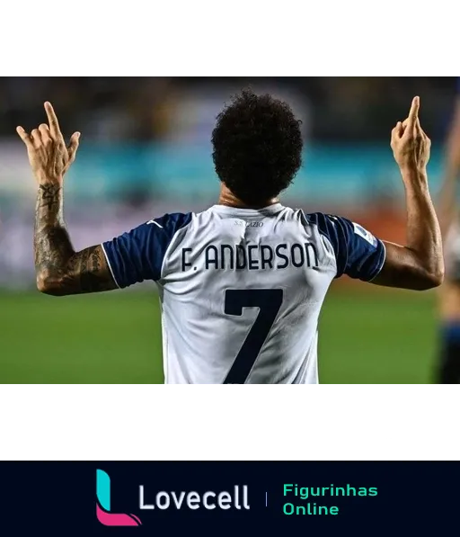 F. Anderson, jogador de futebol, comemorando com os braços levantados, vestindo camisa branca e azul número 7, de costas com nome visível