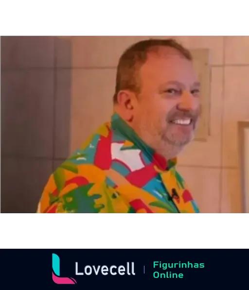 Homem sorrindo em uma cozinha vibrante, vestido com uma camisa colorida. Tema de diversão e alegria na culinária.