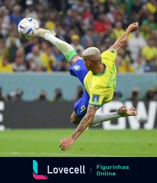 Jogador da Seleção Brasileira de futebol fazendo um chute de bicicleta, vestindo uniforme amarelo, em movimento acrobático para alcançar a bola durante um jogo