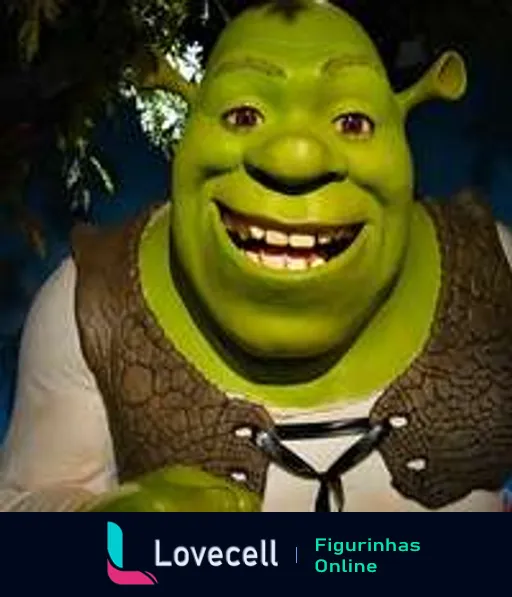 Shrek, o ogro verde, sorrindo amigavelmente com camisa branca e colete marrom em ambiente arborizado