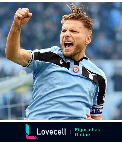 Jogador da Lazio celebrando com punho cerrado e faixa de capitão no uniforme