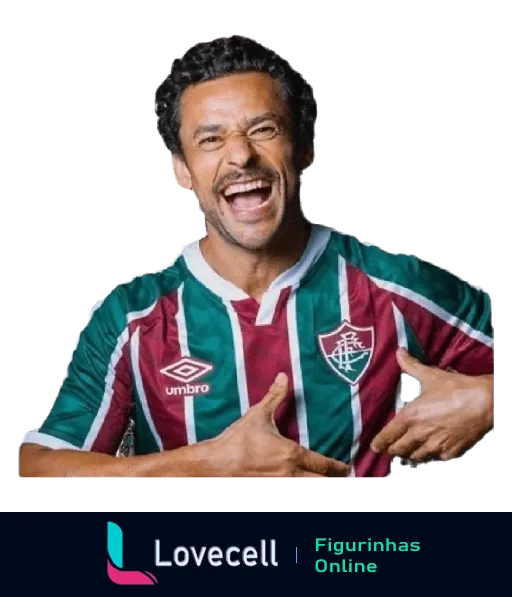 Torcedor do Fluminense comemorando, homem sorridente com cabelos encaracolados e camisa do Fluminense, apontando entusiasmado para o símbolo do clube