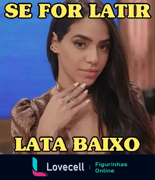 Mirella Santos em pose confiante com a frase 'Se For Latir, Lata Baixo'. Uma mensagem de empoderamento e autoridade.