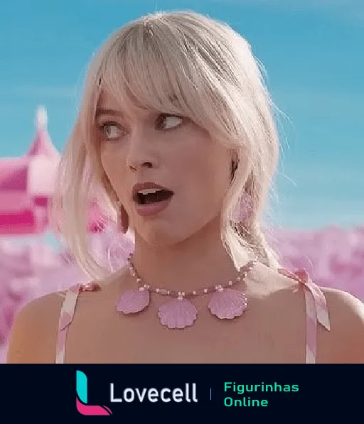 Margot Robbie vestida como Barbie, com expressão de surpresa. Ela usa um colar cor-de-rosa e fundo remete ao universo da Barbie.