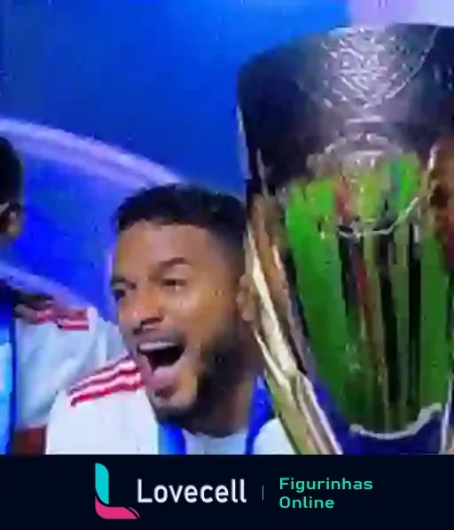 Jogadores do São Paulo FC celebrando com troféu em campo, vestindo uniformes listrados vermelho, branco e preto, mostrando alegria e orgulho