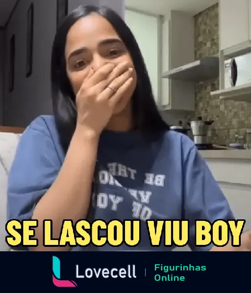 GIF de Mirella Santos cobrindo a boca com a mão e sorrindo, com a frase 'Se lascou viu boy'.