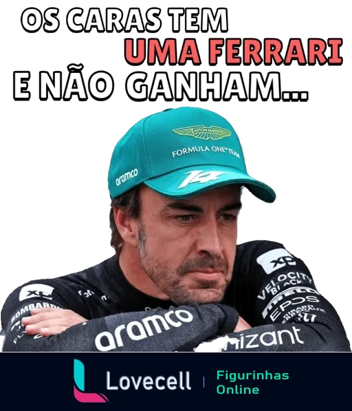 Piloto de Fórmula 1 com boné verde da Aramco e camisa com logos parecendo desapontado e pensativo, com frase crítica sobre a performance da Ferrari