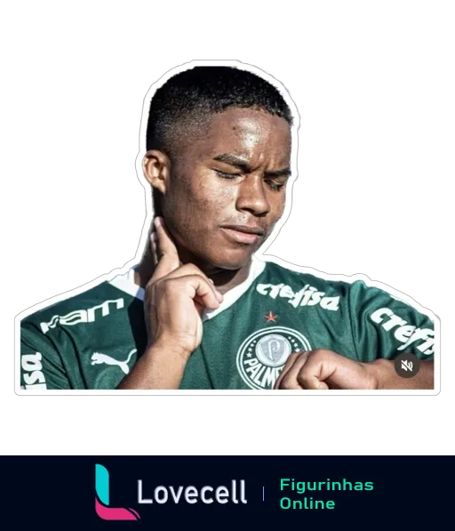 Jogador do Palmeiras pensativo com mão no queixo, vestindo uniforme verde com logo da Puma e patrocínio Crefisa