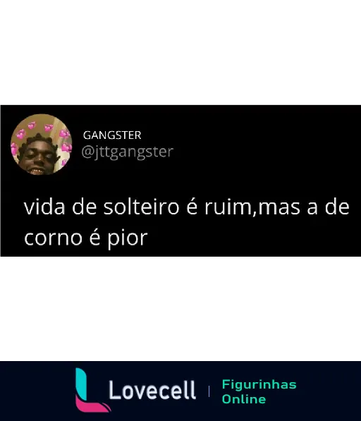 Figurinha engraçada de um gangster apaixonado com a frase 'vida de solteiro é ruim, mas a de corno é pior' em um fundo verde.